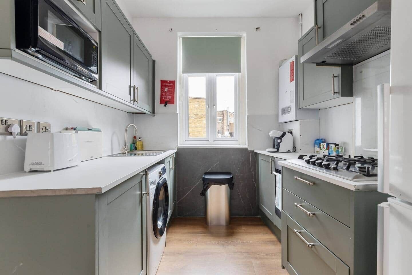 ثلاجة، فرن، موقد طهي مسطح، مستلزمات طهي/أطباق/أوعية