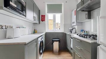 Fridge, oven, stovetop, cookware/dishes/utensils