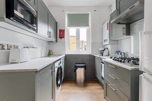Refrigerador, horno, placa de cocina, utensilios de cocina