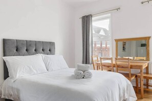 1 habitación, tabla de planchar con plancha, wifi y ropa de cama 