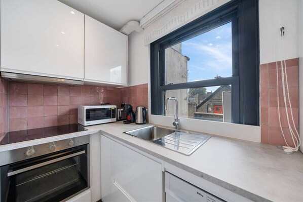 Fridge, microwave, oven, stovetop