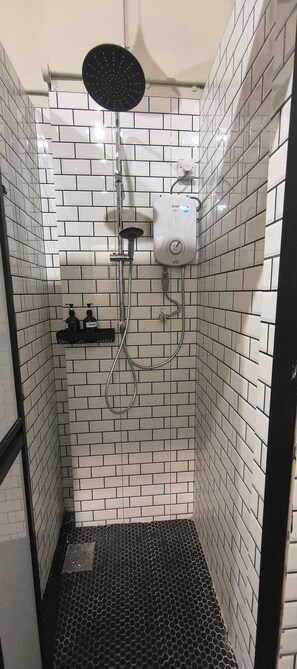 奢華共用宿舍, 僅限女士, 城市景 | 浴室 | 拖鞋、番梘、洗頭水、廁紙