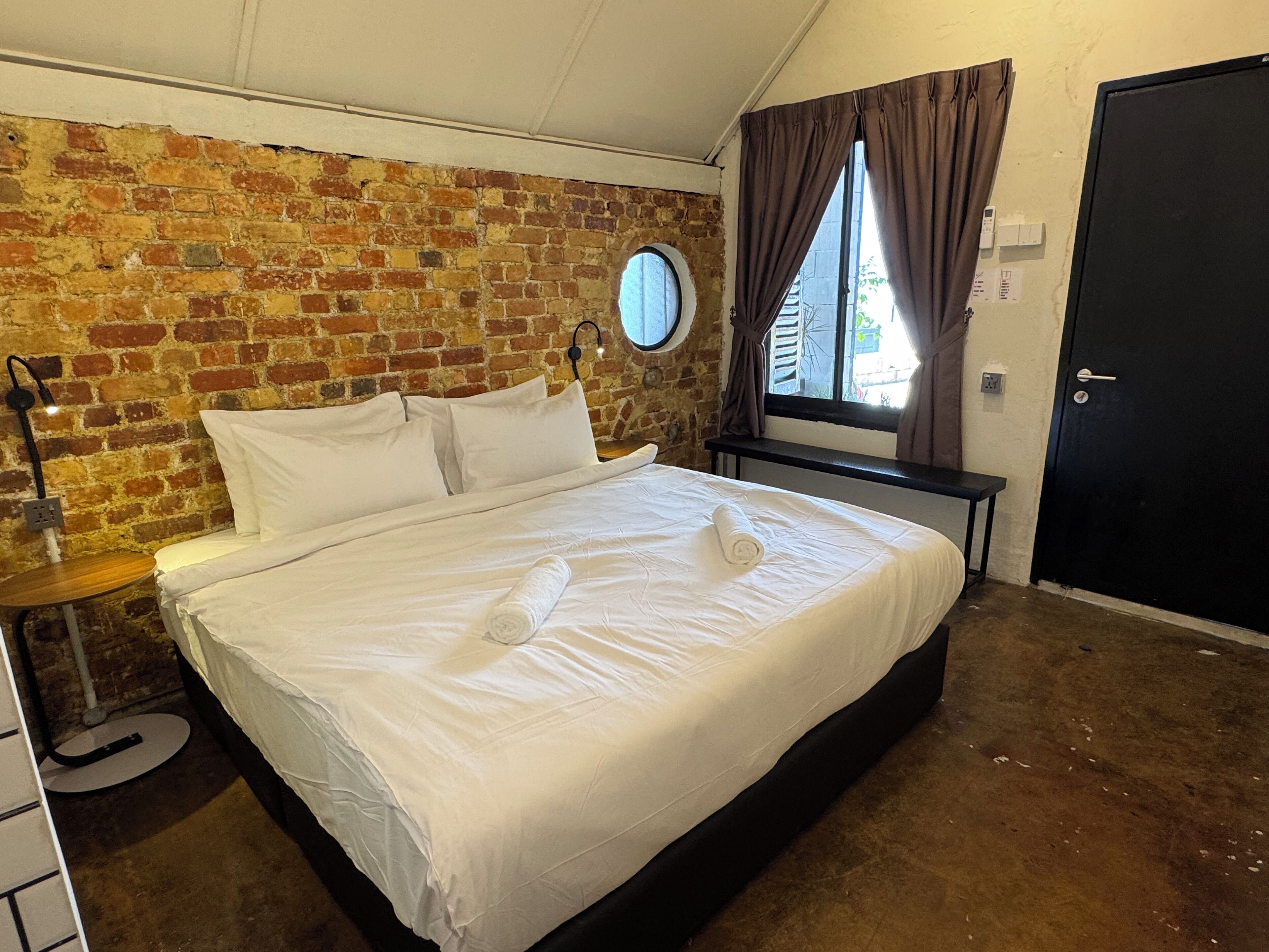 Dobbeltrom – deluxe, 1 kingsize-seng, byutsikt | Blendingsgardiner, strykejern/-brett og wi-fi (inkludert)