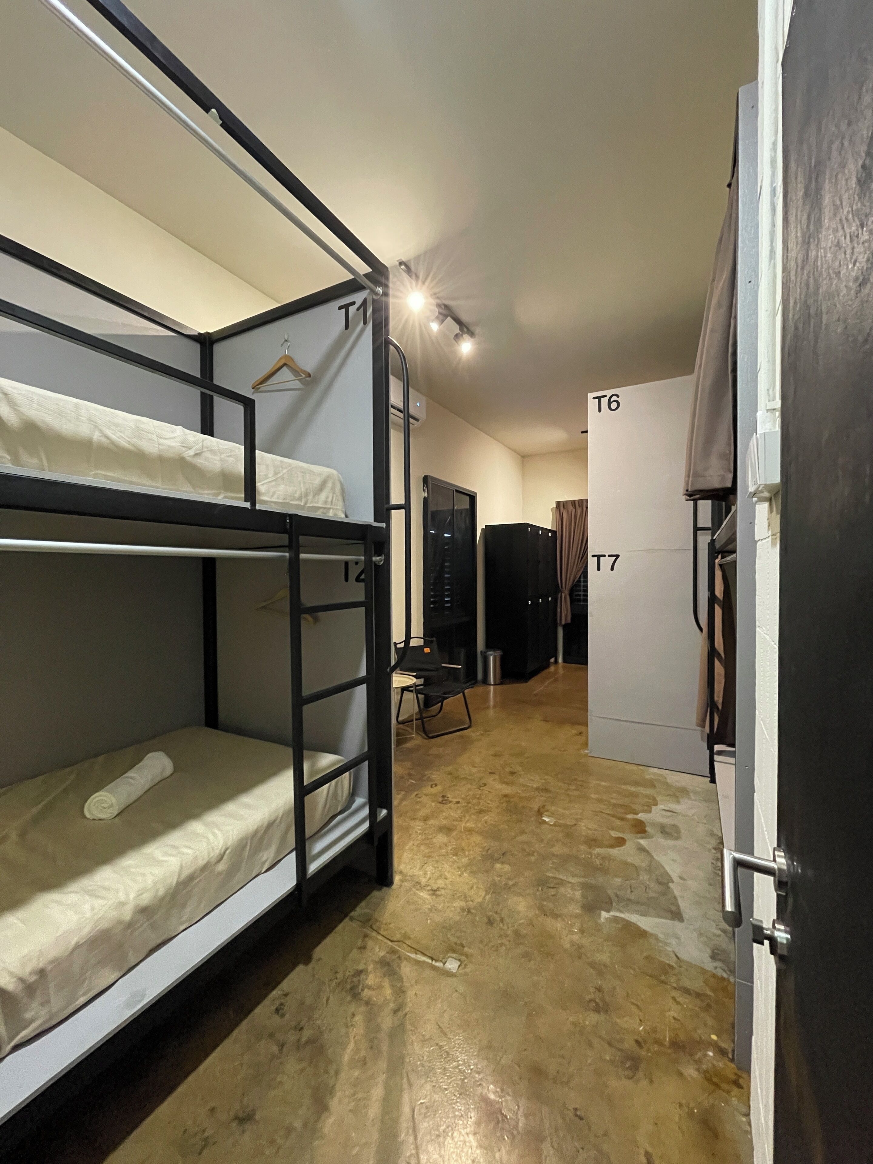 Felles sovesal – luksus, for menn og kvinner, byutsikt | Blendingsgardiner, strykejern/-brett og wi-fi (inkludert)