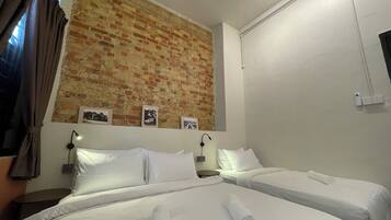 Chambre Triple Familiale, vue ville | Rideaux occultants, fer et planche Ă repasser, Wi-Fi gratuit