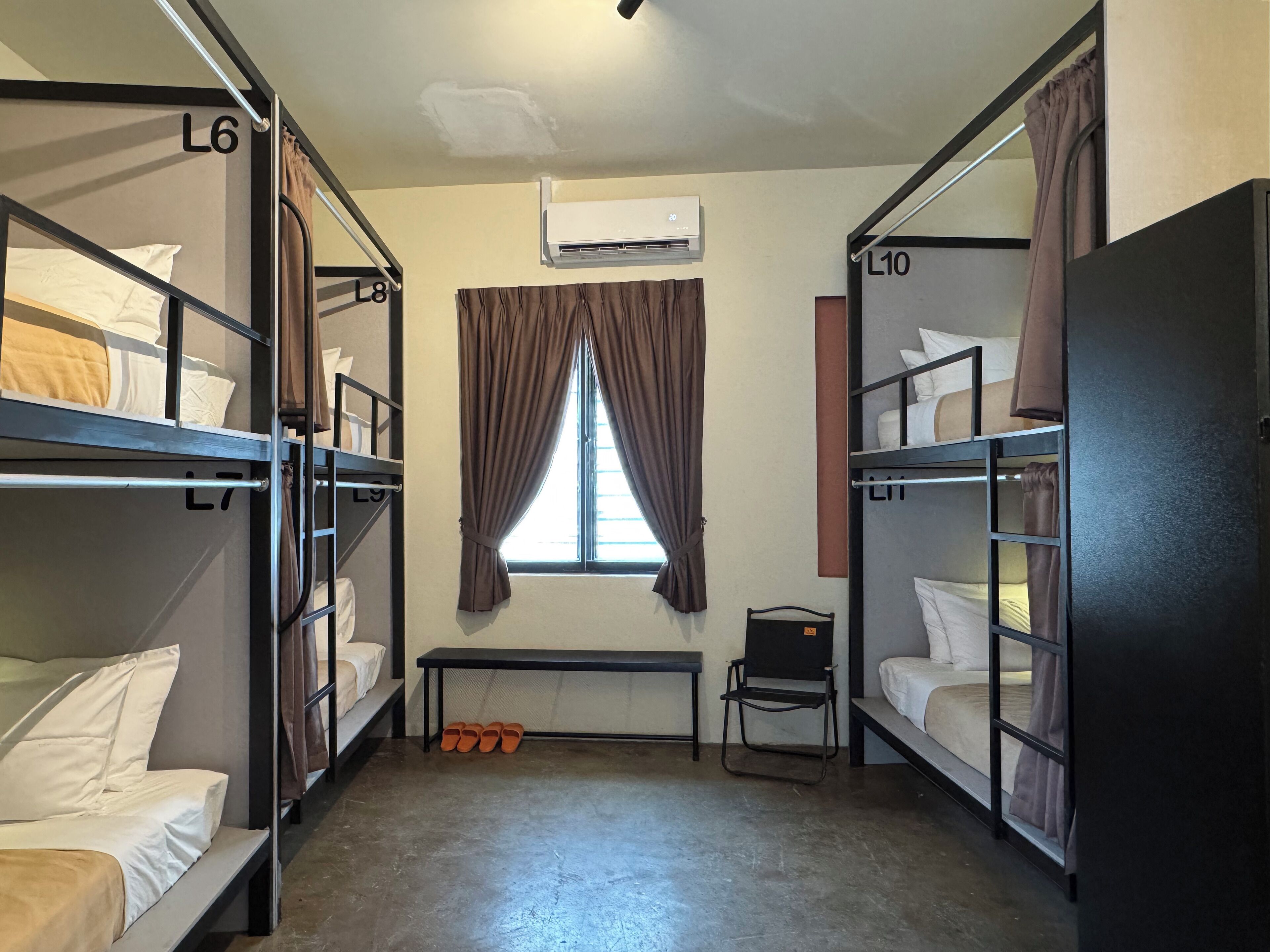 Felles sovesal – luksus, kun for kvinner, byutsikt | Blendingsgardiner, strykejern/-brett og wi-fi (inkludert)