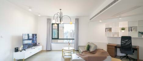 Superior Apartment, 4 Bedrooms, Balcony, City View | Living room | Smart TV