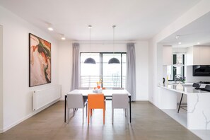 Apartamento superior, 4 habitaciones, balcón, vistas a la ciudad | Sala de estar | Una Smart TV