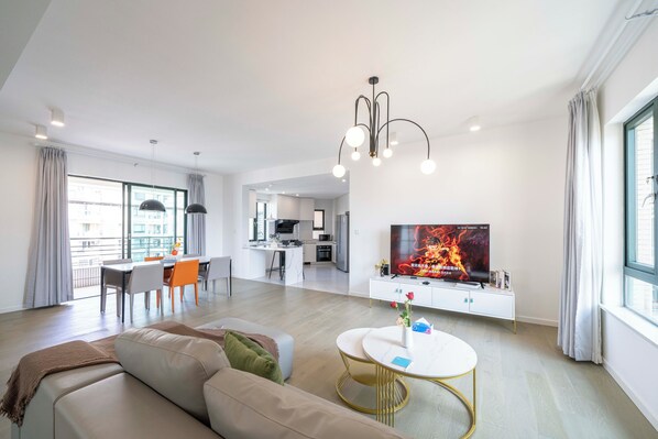 Departamento superior, 4 habitaciones, balcón, vista a la ciudad | Sala de estar | Smart TV 