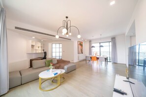 Superior Apartment, 4 Bedrooms, Balcony, City View | Living room | Smart TV - Tyms 3BR 2BA Apt Novel Garden Metro (Shanghai)