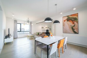 Departamento superior, 4 habitaciones, balcón, vista a la ciudad | Sala de estar | Smart TV 