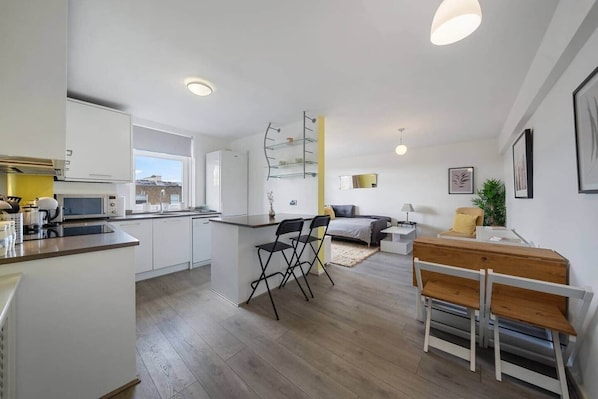 Refrigerador, microondas, horno y parrilla de estufa 