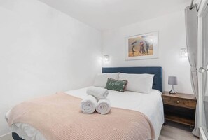 1 habitación, tabla de planchar con plancha, wifi y ropa de cama