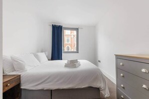 2 bedrooms, iron/ironing board, WiFi, bed sheets - Two-Bedroom Flat next to Station w/ Roof Terrace (London)