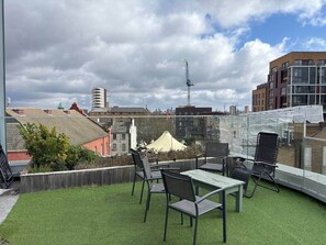 Outdoor dining - Two-Bedroom Flat next to Station w/ Roof Terrace (London)