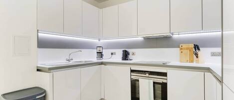 Køleskab, ovn, kogeplade, opvaskemaskine