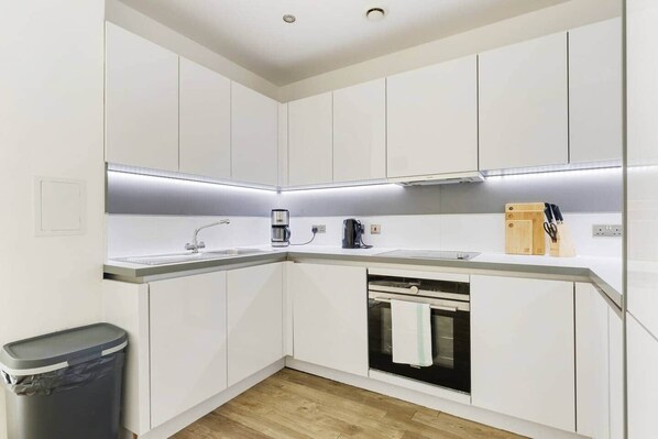 Fridge, oven, stovetop, dishwasher