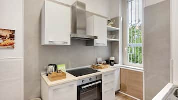 Fridge, oven, stovetop, coffee/tea maker