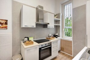 Fridge, oven, stovetop, coffee/tea maker - Merliani House Holiday Home (Napoli)