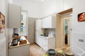 Fridge, oven, stovetop, coffee/tea maker