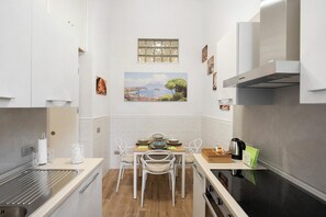 Fridge, oven, stovetop, coffee/tea maker - Merliani House Holiday Home (Napoli)