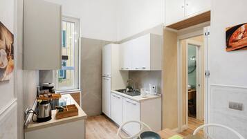 Frigorifero, forno, piano cottura, macchina per tè/caffè