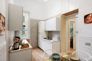 Fridge, oven, stovetop, coffee/tea maker