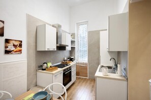 Fridge, oven, stovetop, coffee/tea maker