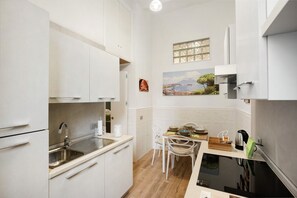 Fridge, oven, stovetop, coffee/tea maker