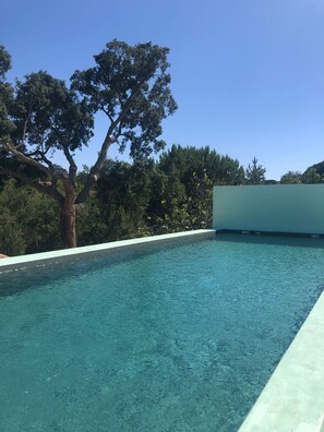 Una piscina al aire libre de temporada
