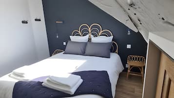 Iron/ironing board, WiFi, bed sheets