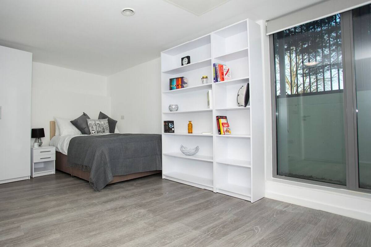 Premium Studio | Desk, laptop workspace, free WiFi