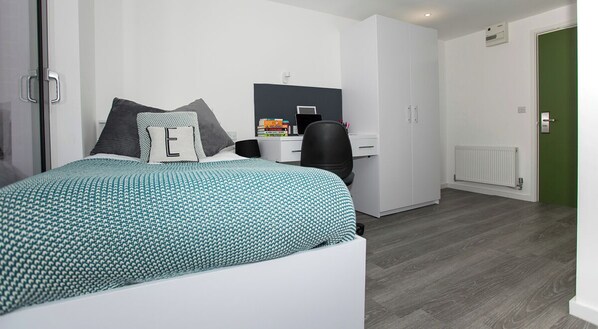 Premium Studio | Desk, laptop workspace, free WiFi