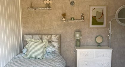 Staysolihull, Large Spacious Corner House,