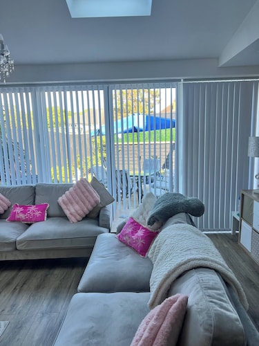 Staysolihull, Large Spacious Corner House,