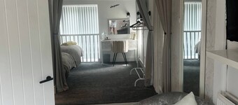 Staysolihull, Large Spacious Corner House,