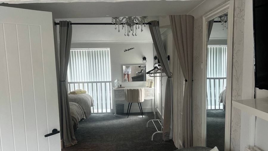 Staysolihull, Large Spacious Corner House,