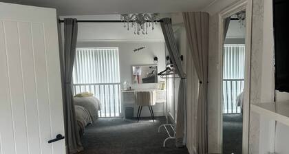 Staysolihull, Large Spacious Corner House,