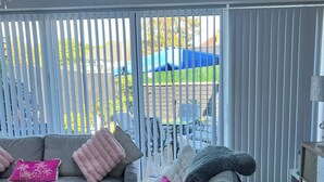 บ้านพัก, 4 ห้องนอน, พร้อมสิ่งอำนวยความสะดวกสำหรับผู้พิการ | ห้องนั่งเล่น | หนังสือ