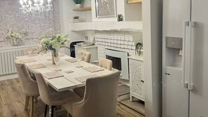 บ้านพัก, 4 ห้องนอน, พร้อมสิ่งอำนวยความสะดวกสำหรับผู้พิการ | ห้องรับประทานอาหาร
