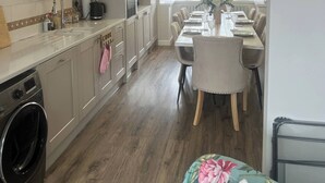 บ้านพัก, 4 ห้องนอน, พร้อมสิ่งอำนวยความสะดวกสำหรับผู้พิการ | ห้องรับประทานอาหาร