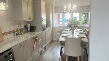 Maison, 4 chambres, accessible aux personnes à mobilité réduite | Salle à manger