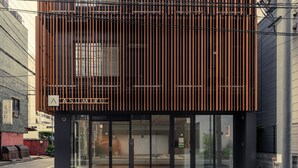 Un edificio moderno con entrada de vidrio y un letrero que dice