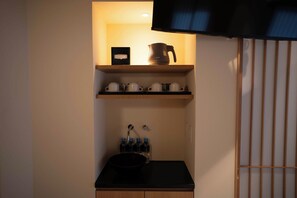 Twin Room | In-room dining