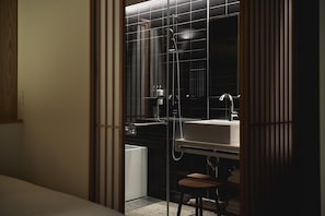 Zweibettzimmer | Badezimmer | Haartrockner, Hausschuhe, Bidet, Handtücher