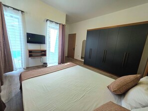 2 chambres, coffre-fort, fer et planche Ă repasser