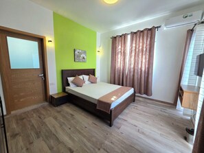 2 bedrooms, in-room safe, iron/ironing board, free WiFi