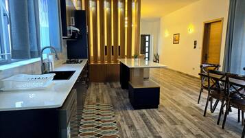 Réfrigérateur, micro-ondes, four, plaque de cuisson