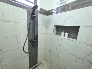 Dusche, Haartrockner, Handtücher, Seife