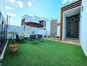 Terrace/patio - Wave Rock Villa: Cozy, Modern & Well-Equipped Retreat in the Heart of G.Baie. (Grand Baie)